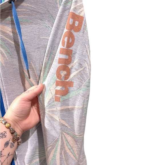 Bench sweater size Small, hooded and has a zipper, inverted design - Picture 4 of 5